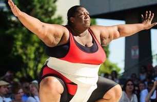 "Nunca quis ser magra", diz lutadora de sumô que pesa 171 kg