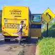 Homem rouba ônibus escolar, faz monitor refém e é morto pela polícia
