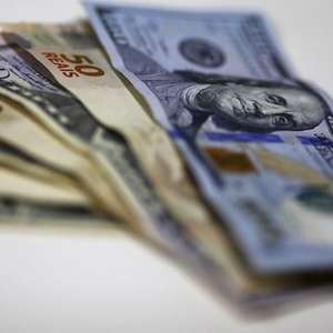 Dólar tem nova queda e termina a R$ 3,71 ecoando eleições