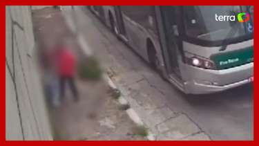 Motorista de ônibus e passageiros salvam mulher e impedem ...