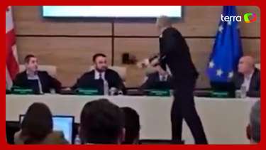 Oposicionista joga tinta no rosto em presidente de tribunal da ...