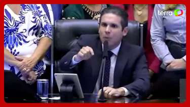 Hugo Motta dá bronca em deputados durante sessão: 'Aqui não é ...