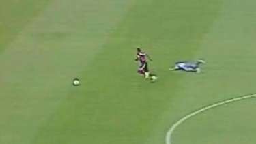 Jogador cai sozinho e dá gol a rival