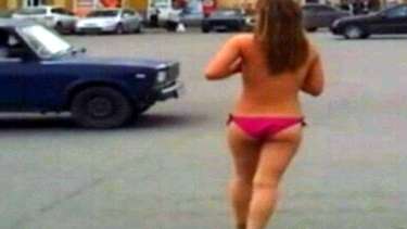 Mulher tira a roupa, sai correndo em rua e causa confusão