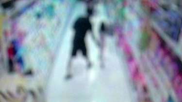 Vídeo mostra suspeito apalpando criança em supermercado