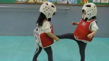 Garotinhas viram hit na internet com luta de taekwondo