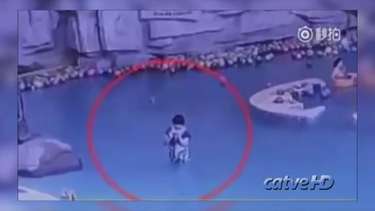 Criança se afoga em piscina a poucos metros da mãe na China