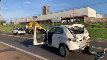 Caminhão quebra e trava perímetro urbano da BR 277 em Cascavel