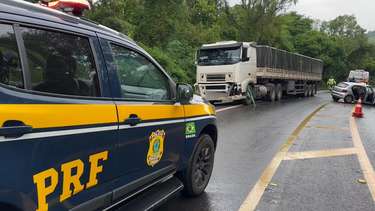 Batida frontal entre carros é registrada na BR-277 em Cascavel