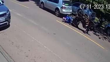 Vídeo: Motociclista sobe em carro e quebra vidro traseiro durante discussão  nos EUA