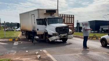 Postes caem durante temporal na BR 277, região do Trevo da Portal