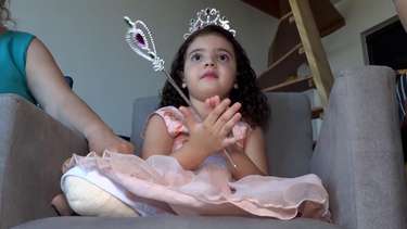 Menina que teve duas pernas amputadas precisa de uma cadeira de rodas