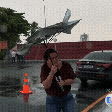 Ventania destrói guarda-chuva e repórter da Globo cai na risada ao vivo