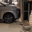 Criança aciona e bate carro de R$ 175 mil exposto em shopping; veja