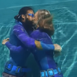 Casal bate recorde de beijo mais longo embaixo d'água