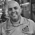 Apresentador de programa de futebol morre após narrar vitória do Santos