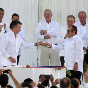 Colômbia faz referendo para aprovar acordo de paz com Farc