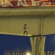 Vini Jr. diz que temeu estar em perigo após ver boneco pendurado com sua imagem em Madri