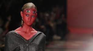 Ronaldo Fraga protesta contra concreto das cidades no SPFW