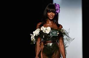 Aos 44, Naomi Campbell usa look exótico em desfile em Paris