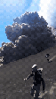 Novo vídeo mostra fuga de turistas após erupção do vulcão Etna; veja