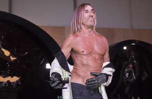 Promessa é dívida! Iggy Pop quebra óculos durante SPFW