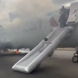 Trem de pouso de avião pega fogo; passageiros descem pelas escorregadeiras