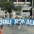 Torcedores do Cruzeiro estendem faixa pela saída de Ronaldo