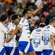 Na despedida de Arias, Cruzeiro vence o Fluminense no Maracanã e é líder do Brasileirão
