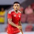 Zagueiro do Internacional é suspenso até que Gabriel Pec volte aos treinos