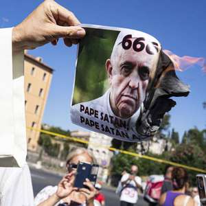 Grupo negacionista faz protesto e queima imagem do Papa