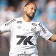 Neymar reclama de gramado sintético: 'Praticar futebol aqui é quase impossível'