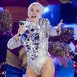 Xuxa entra chorando em show e agradece 'do fundo da virilha' pela presença dos fãs