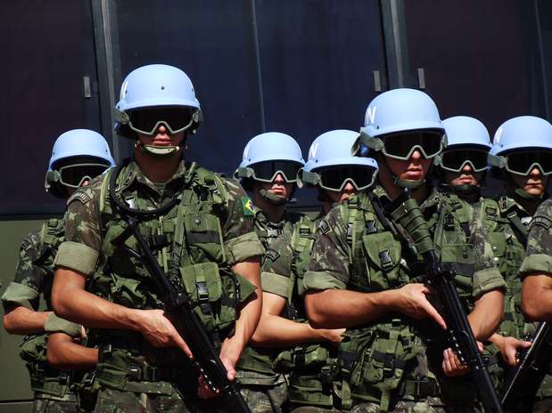Militares que atuam na Missão de Paz da ONU utilizam os tradicionais capacetes azuis Foto: Rose Mary de Souza / Especial para Terra