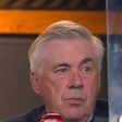 Ancelotti assiste a jogo do Botafogo, ganha camisa e 'quebra' web