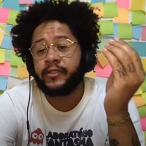 Quem é antivacina merece tapa na cara, diz Emicida na TV