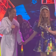 Caruaru: Ivete muda letra de música e canta de roupão com Solange Almeida