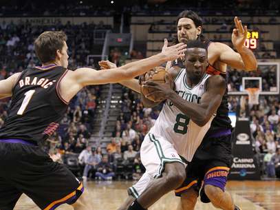 Jeff Green, centro, de los Celtics de Boston, cruza hacia la canasta entre el esloveno Goran Dragic y el argentino Luis Scola, de los Suns de Phoenix, en la primera mitad del juego de NBA del viernes 22 de febrero de 2013, en Phoenix. Los Celtics ganaron 113-88 con 31 puntos de Green Foto: AP