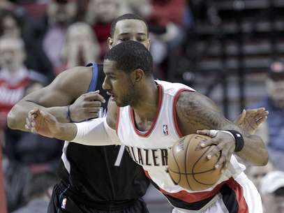 El delantero de los Trail Blazers de Portland LaMarcus Aldridge (derecha) avanza frente a la marca del delantero de los Timberwolves de Minesota Derrick Williams durante el primer período de su partido en Portland, Oregón, el sábado 2 de marzo de 2013. Foto: Don Ryan / AP