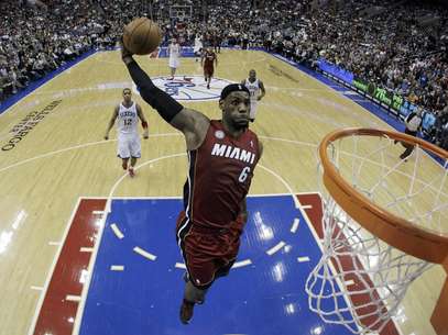 LeBron James del Heat de Miami clava el balón durante el partido contra los 76ers de Filadelfia el miércoles 13 de marzo de 2013. Foto: Matt Slocum / AP