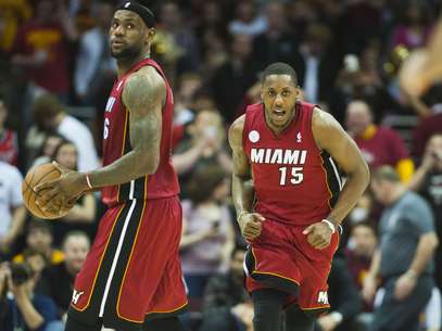 Después de tener 27 puntos de ventaja, los Cavs no estaban dispuestos a ceder tan fácil y con menos de un minuto por jugar se pusieron a un punto en el mejor juego de la jornada. Foto: AFP