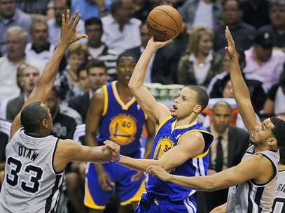 Stephen Curry anotó 44 puntos para los Warriors en su primer juego ante los Spurs Foto: Darren Abate / AP