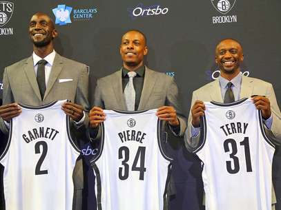 Kevin Garnett, Paul Pierce y Jason Terry, de los Nets de Brooklyn, posan para los fotografos con sus nuevas camisetas. Foto: Mary Altaffer / AP