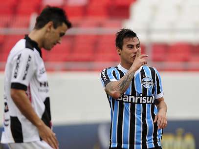 Interesses de São Paulo e outros clubes afastam Vargas e irrita Santos