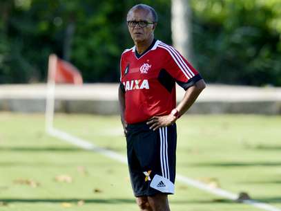 Em retorno ao Ninho, Jayme não dá pista de time do Fla em clássico