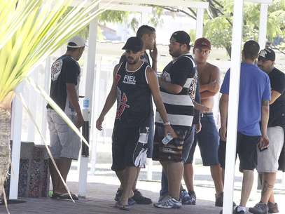 Torcedores caminham dentro de Centro de Treinamento do Corinthians Foto: Reginaldo Castro / Gazeta Press