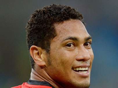 Lateral do Fla deseja sorte a Hernane, mas foca em quem fica