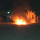 Mulher e filha botam fogo no carro do ex com ele dentro