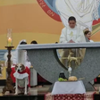 Cachorro adotado por padre faz sucesso em igreja e ganha título de 'cãoroinha'