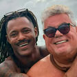 Milton Cunha curte praia em Maceió ao lado do namorado: 'Amor lindo'